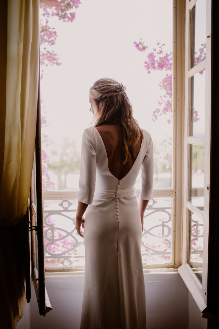 Mariée au château de Brégançon qui pose pour une photo