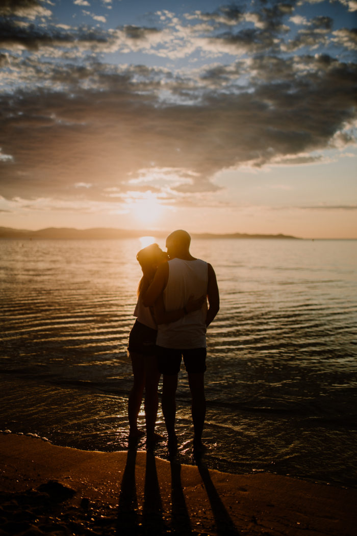 Levée de soleil pour un mariage dans le sud de la France au bord de l'eau