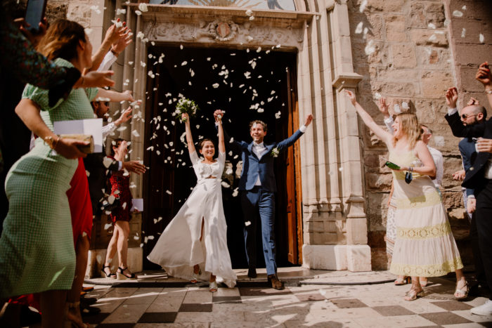 Sortie de la cathédrale Saint Léonce après la messe pour un mariage