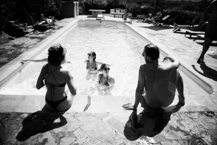 Brunch dans la piscine pour un mariage au château de Vaucouleurs à Fréjus