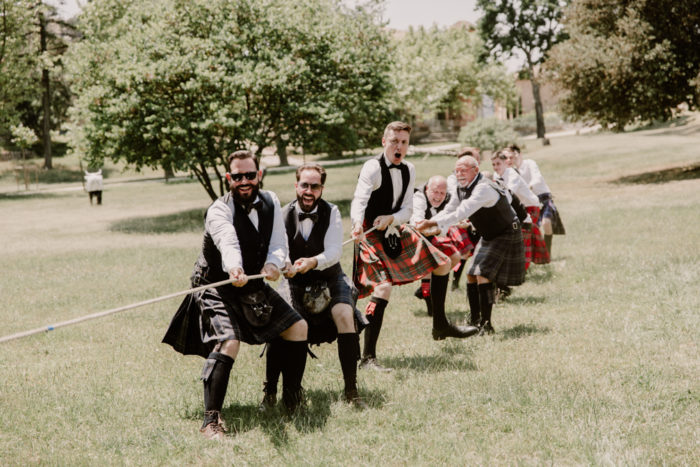 Jeu du tir à la corde lors d'un mariage écossais au Domaine de Tourris au Revest