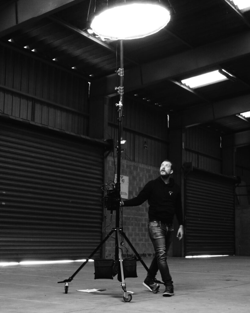 Kilian Fragu sous une lumière lors d'un tournage d'un clip de musique à Toulon